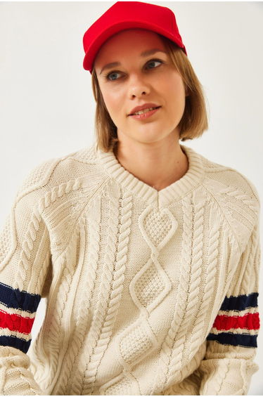 LUCCI Patterned V-Neck Fitted Knit Sweater
