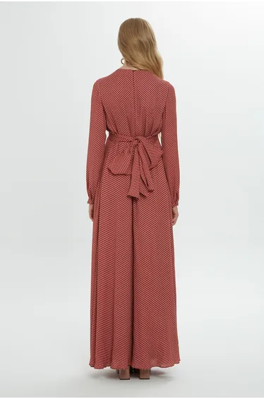فستان طويل بياقة V بطبعة منقطة بربطة خلفية - أحمر