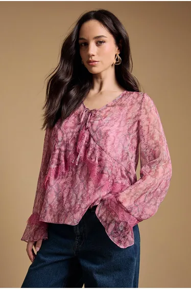 بلوزة بأكمام بحافة واسعة بحواف دانتيل