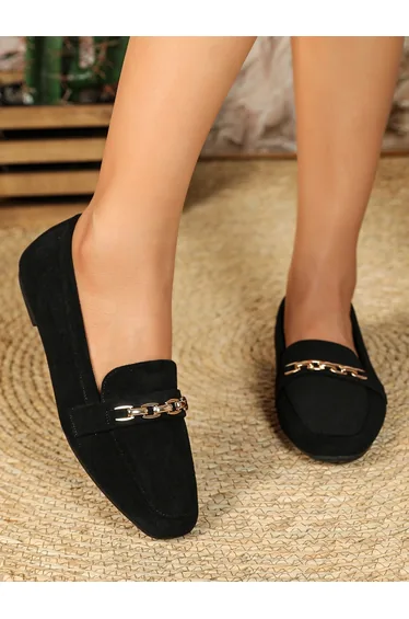 حذاء ميول بسلسلة معدنية بمظهر شمواة