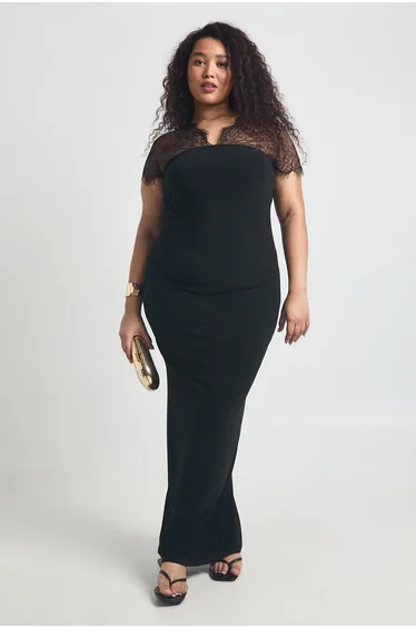 فستان ماكسي بتداخل دانتيل بياقة V لون أسود - للمقاسات الكبيرة