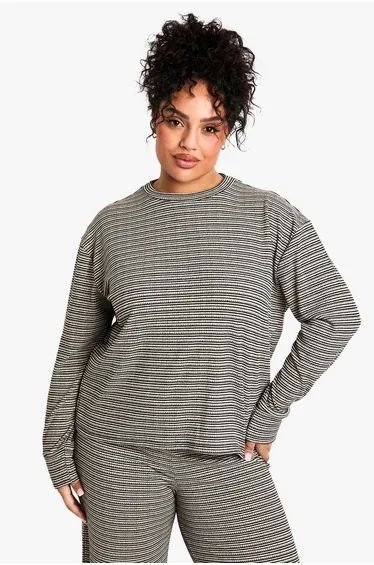 بلوزة مخططة بأكمام طويلة بأزرار لون أسود - للمقاسات الكبيرة