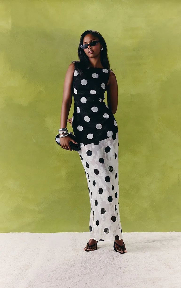 فستان ماكسي شيفون جاكار بتصميم واسع بظهر منسدل بطبعة منقطة - 4