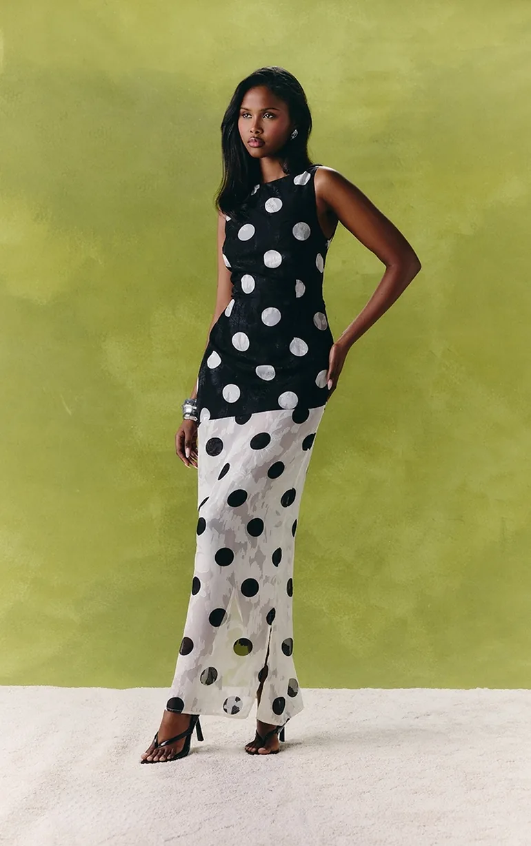 فستان ماكسي شيفون جاكار بتصميم واسع بظهر منسدل بطبعة منقطة - 2