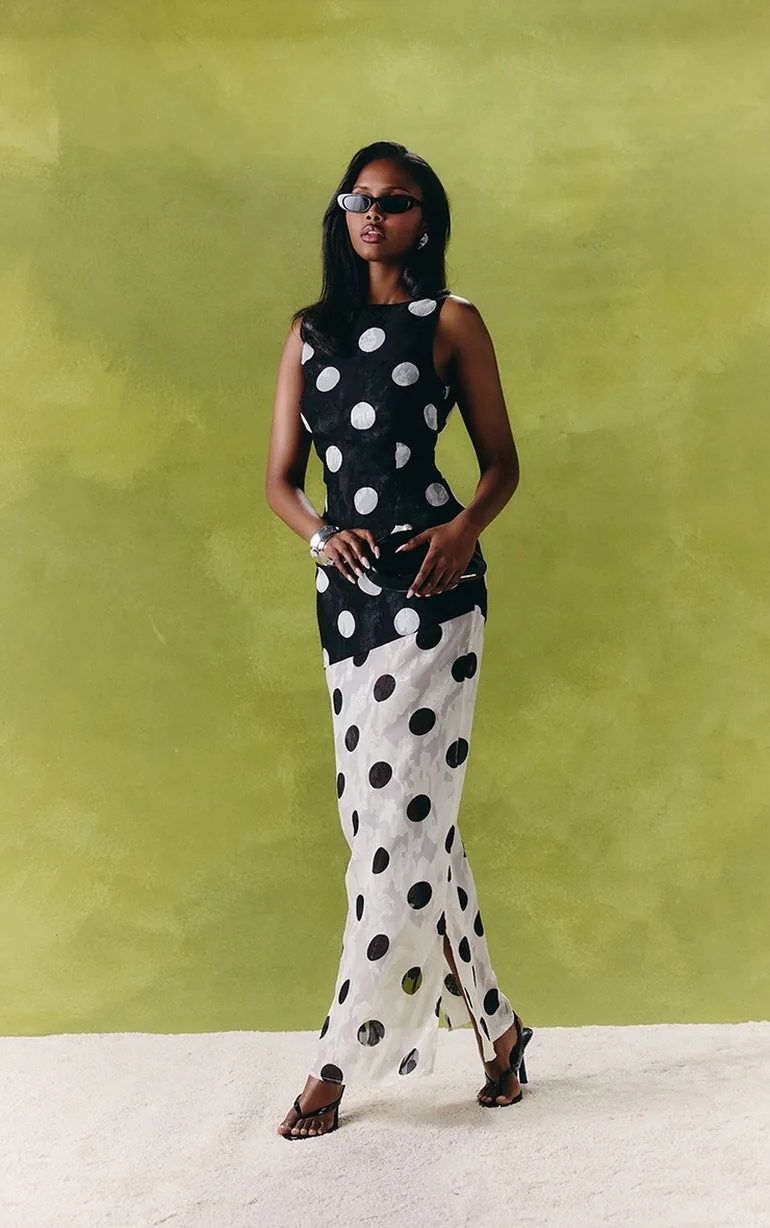 فستان ماكسي شيفون جاكار بتصميم واسع بظهر منسدل بطبعة منقطة