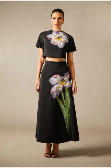 طقم باللون الأسود