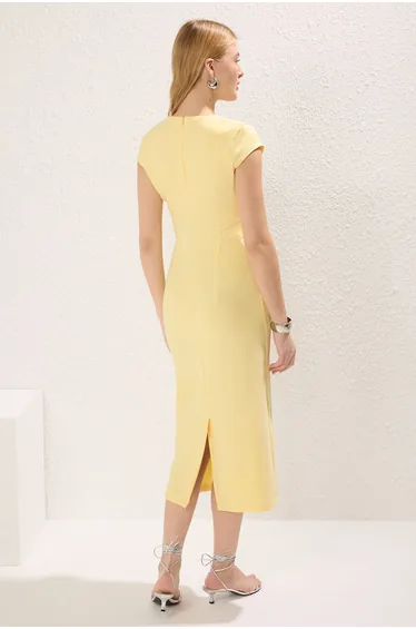 فستان ضيق سادة بحزام لون أصفر