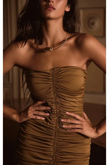 فستان بريتي ليتل ثينق طول الأرض بقصة مستقيمة بلا أكتاف