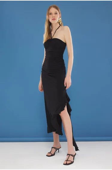 فستان ماكسي ضيق بكسرات بحمالات رفيعة بفتحة بكشكش لون أسود