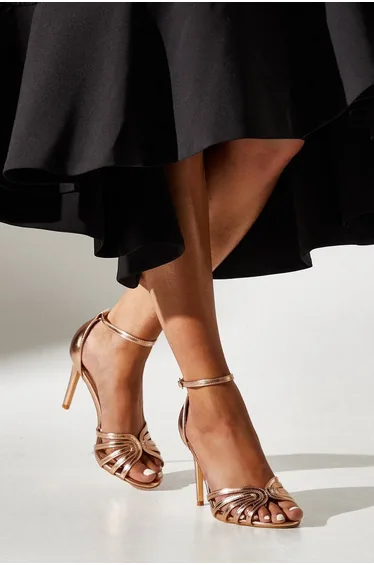 صندل بكعب عالي باللون الزهري - للمقاسات العريضة