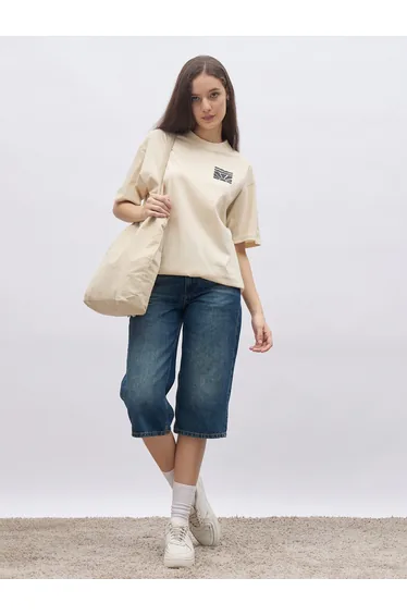 تيشيرت بتصميم واسع بأكمام قصيرة بطبعة شعار