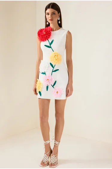 فستان قصير بأزهار بارزة بلا أكمام