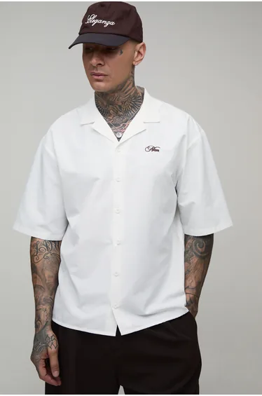 قميص قطن أبيض بأكمام طويلة