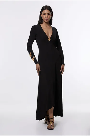 فستان محبوك بياقة V