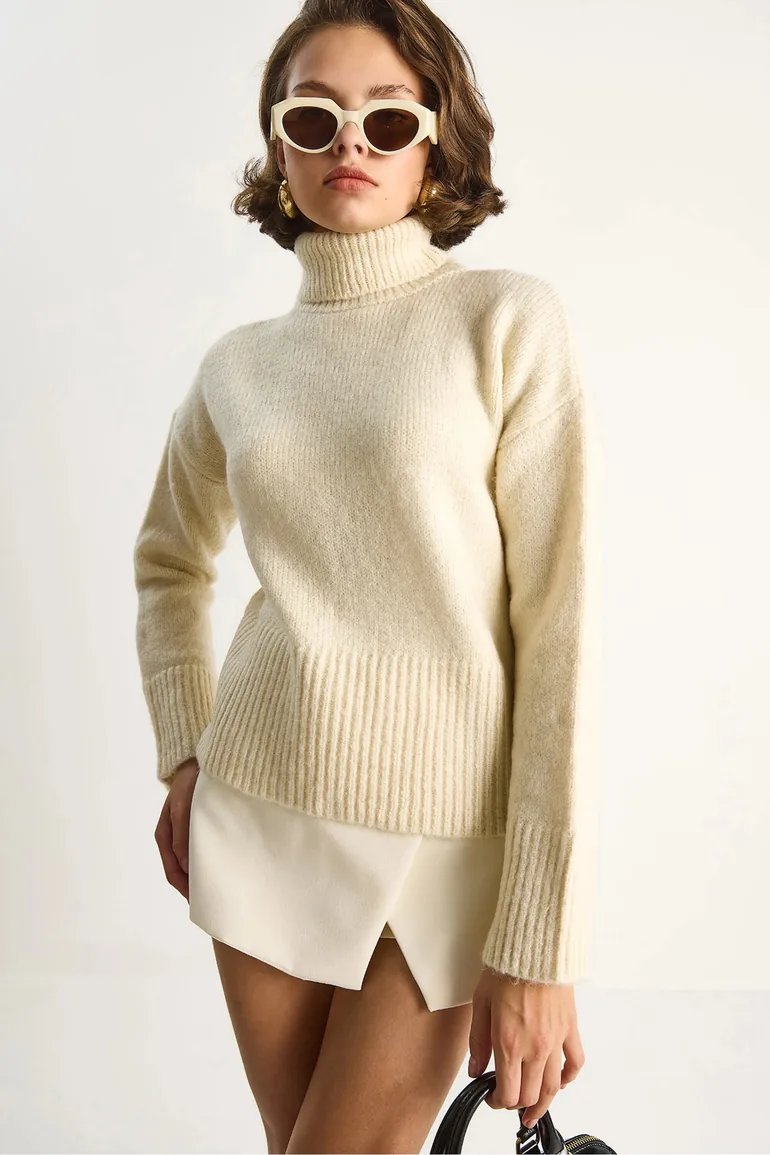 LUCCI Oversized Knit Turtleneck Sweater - 2