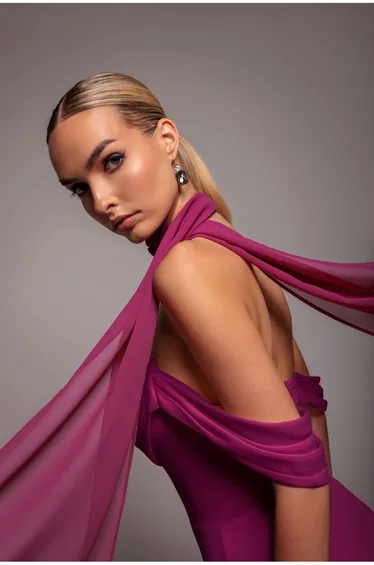 وشاح جوديفا باللون الزهري