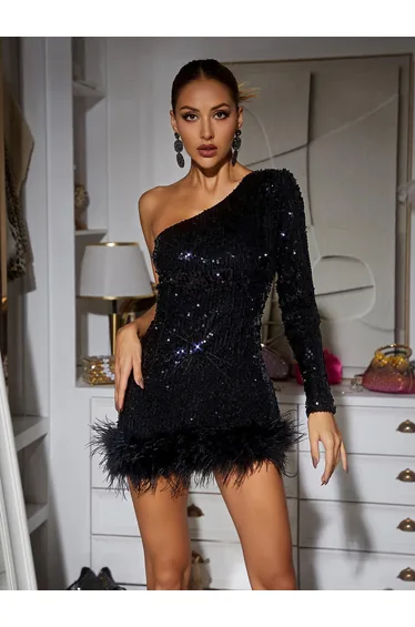 فستان قصير بكتف واحد مزين بالريش و الترتر