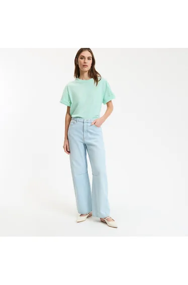 بنطلون جينز بأرجل عريضة بشكل إسطواني