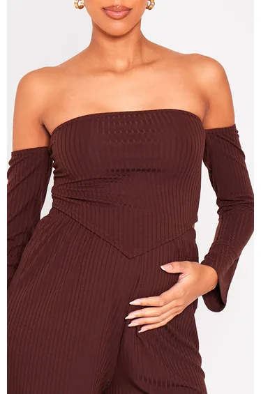 بلوزة بأكتاف مكشوفة