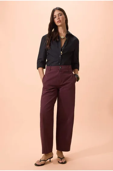 بنطلون أحمر بقصة عريضة