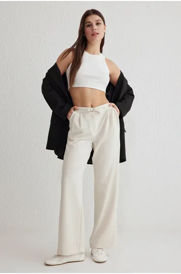 بنطلون بأرجل عريضة برباط لون أبيض 