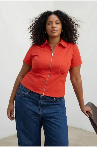 قميص أحمر بأكمام قصيرة - للمقاسات الكبيرة