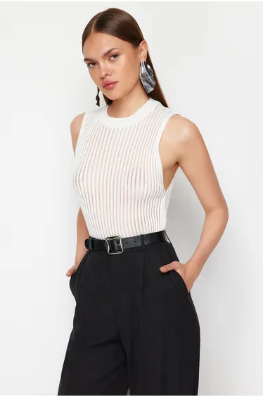 بلوزة ببيج بلا أكمام