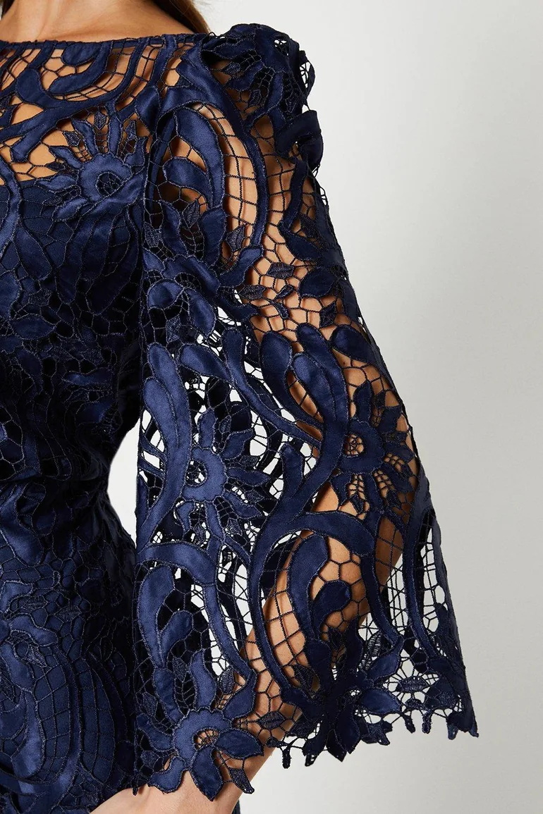 فستان ساتان بدانتيل بأكمام بحافة واسعة  - 1