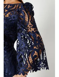 فستان ساتان بدانتيل بأكمام بحافة واسعة  - 1