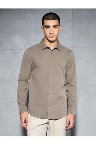 Men Solid Slim Fit Spread Collar Shirt