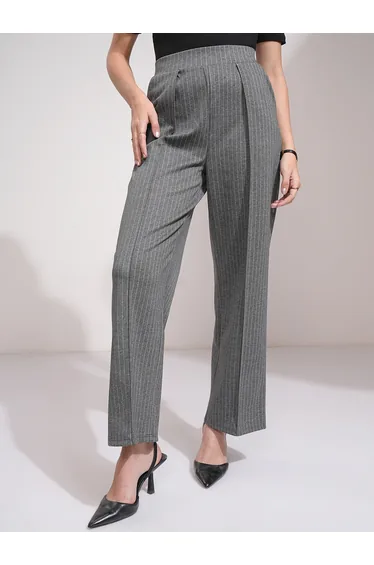 بنطلون رمادي بقصة عريضة مخطط