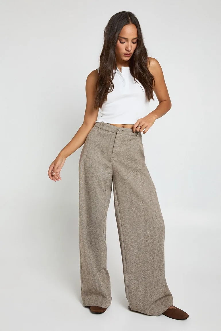 بنطلون بأرجل عريضة بنقشة متعرجة