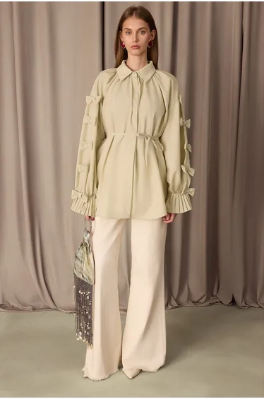 SHIRT WITH A BOW DETAIL
