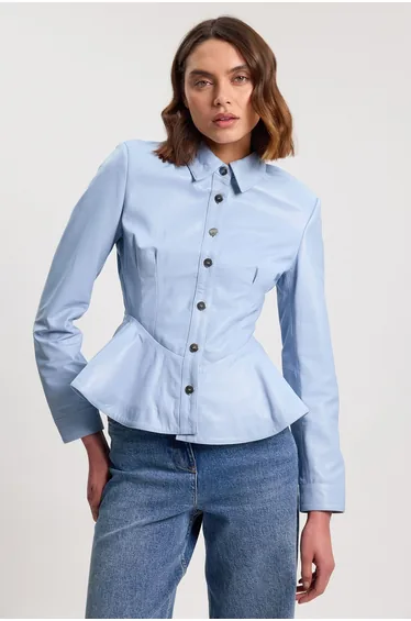 قميص أزرق بأكمام طويلة