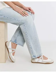 حذاء فلات سيمبلي بي باللون الأبيض