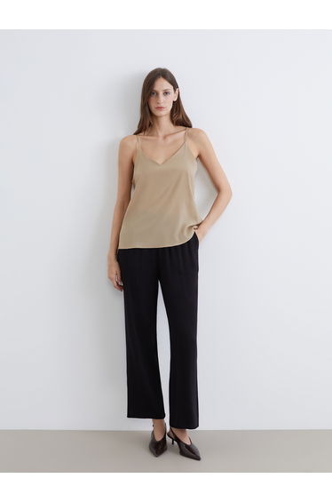 Effortless elegance meets everyday comfort in our wide-leg trousers with a flattering elasticated waist.