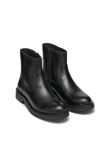 Serilda Ankle Boots in Leather with Flat Heel and Zip Fastening