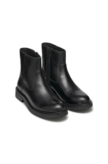 Serilda Ankle Boots in Leather with Flat Heel and Zip Fastening