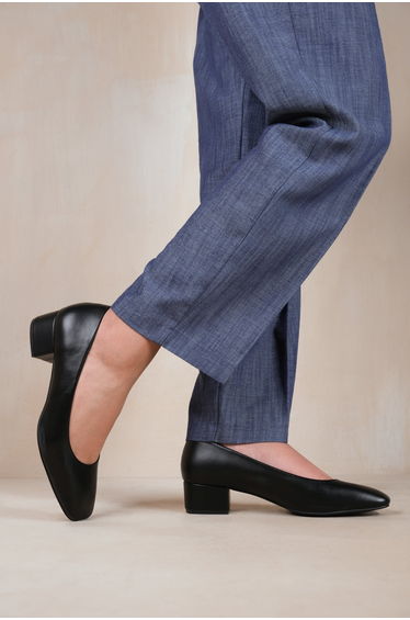 SEATTLE LOW BLOCK HEEL WITH SQUARE TOE IN BLACK FAUX LEATHER