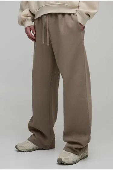 بنطلون رياضي بأرجل عريضة