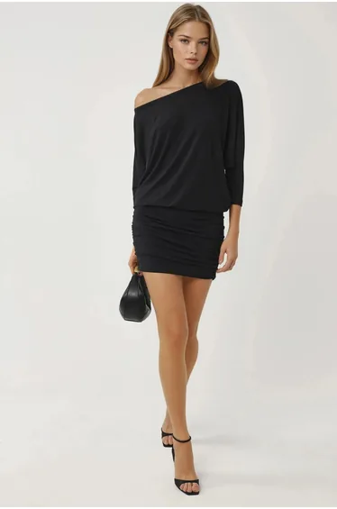 فستان أسود قصير بقصة ضيقة بأكمام طويلة