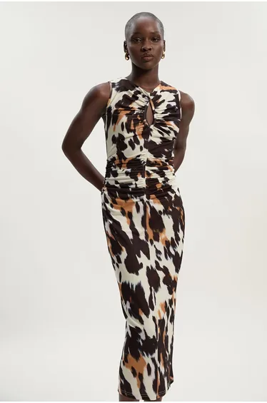 فستان كريب بياقة بفتحات بطبعة