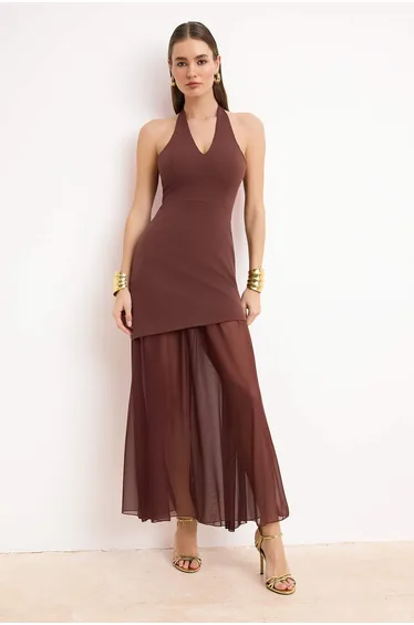 فستان ترينديول بني ماكسي بقصة مستقيمة بياقة هالتر