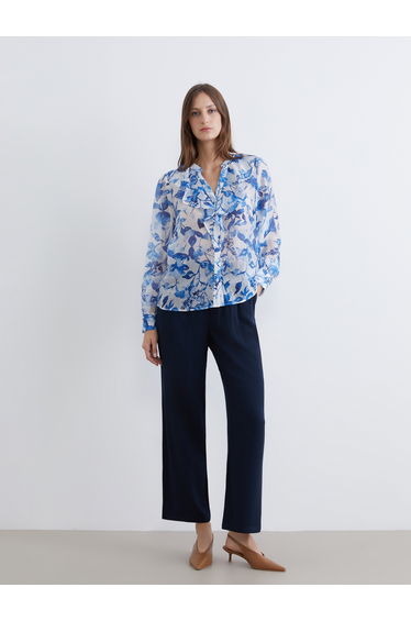 Effortless elegance meets everyday comfort in our wide-leg trousers with an elasticated waist.