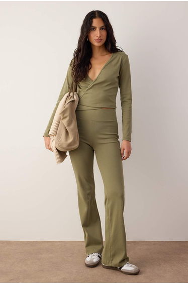 Khaki double-breasted closure body-fitting long sleeve flexible knitted top and bottom set