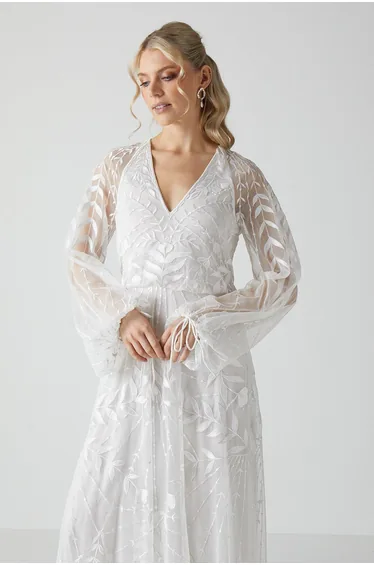 فستان زفاف بأكمام بلوسون بتطريز