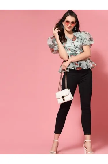 بلوزة قطن أخضر بطبعة أزهار بأكمام قصيرة