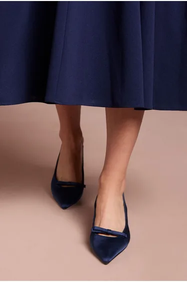 حذاء كورت بأبزيم خلفي بكعب عريض وسط