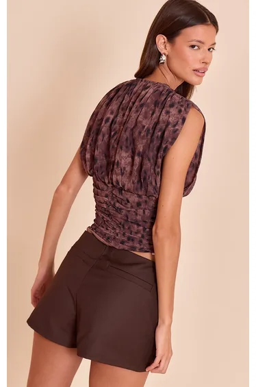 بلوزة شيفون مزمومة بصدر مفصل بياقة عميقة بطبعة ليوبارد - بني