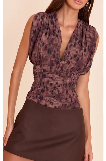 بلوزة شيفون مزمومة بصدر مفصل بياقة عميقة بطبعة ليوبارد - بني